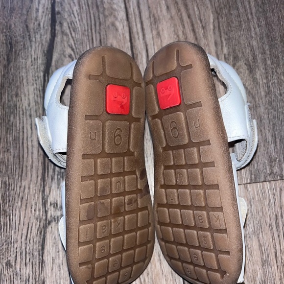 See Kai Run White Sandals with Floral Design - Picture 3 of 3